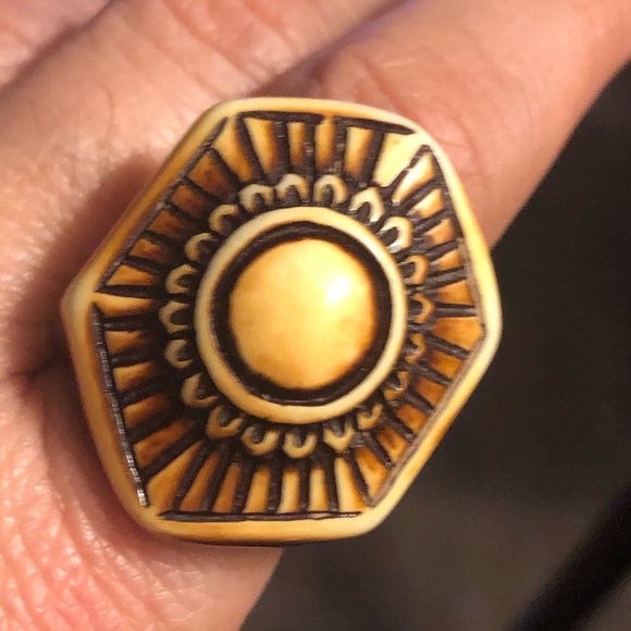 Vintage style wood like resin ring Sz 8 nice ring - Picture 4 of 7